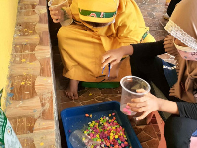 Kegiatan Kelas Sentra Bahan Alam