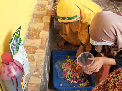 Kegiatan Kelas Sentra Bahan Alam