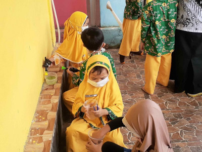 Kegiatan Kelas Sentra Bahan Alam