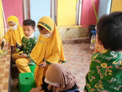 Kegiatan Kelas Sentra Bahan Alam